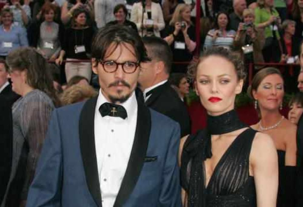 Vanessa Paradis difende l’ex marito: “Johnny non è mai stato fisicamente violento con me”.