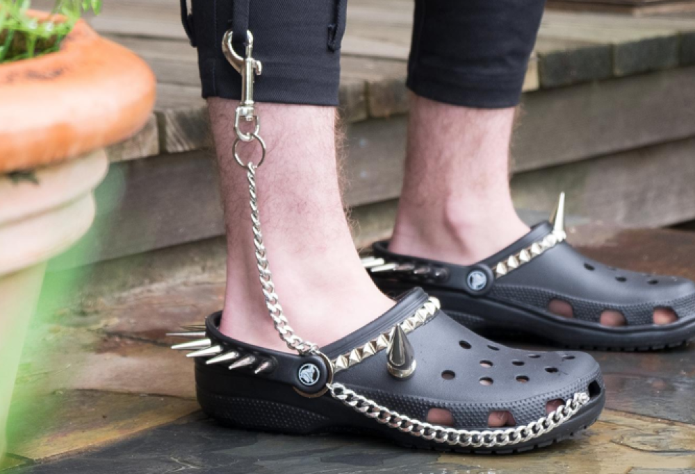 Se amate le “Crocs”, apprezzerete la versione “Hardcore” con punte in metallo!