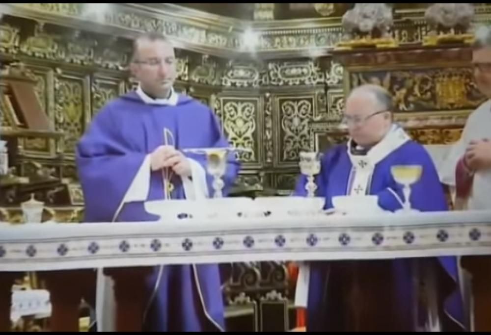 Whisky al posto del vino per l’arcivescovo di Malta: imbarazzo a messa