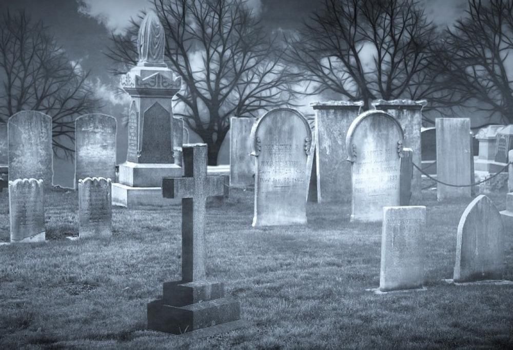 Il cancello automatico non si aggiorna con l’ora legale: tutti chiusi dentro al Cimitero