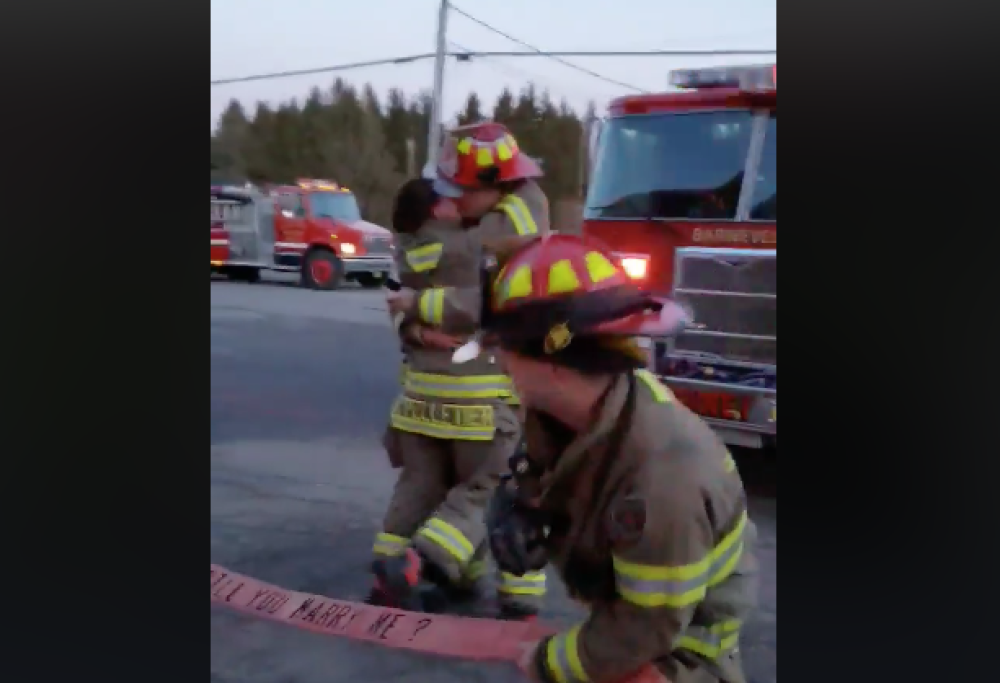 “Mi sposi?”: la romantica proposta di un Vigile del Fuoco durante un’esercitazione