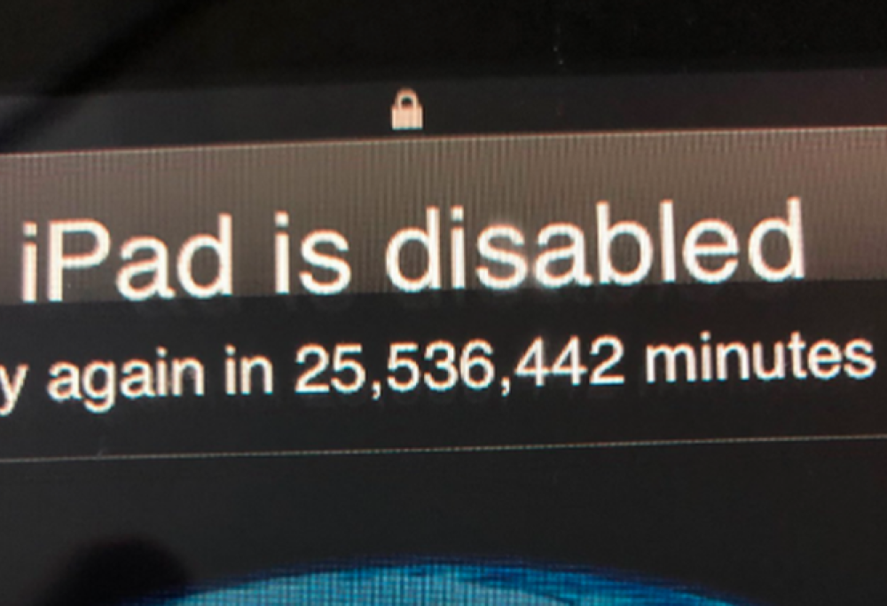 Papà presta l’iPad al figlio per tenerlo buono ma glielo restituisce  con un blocco di 47 anni!