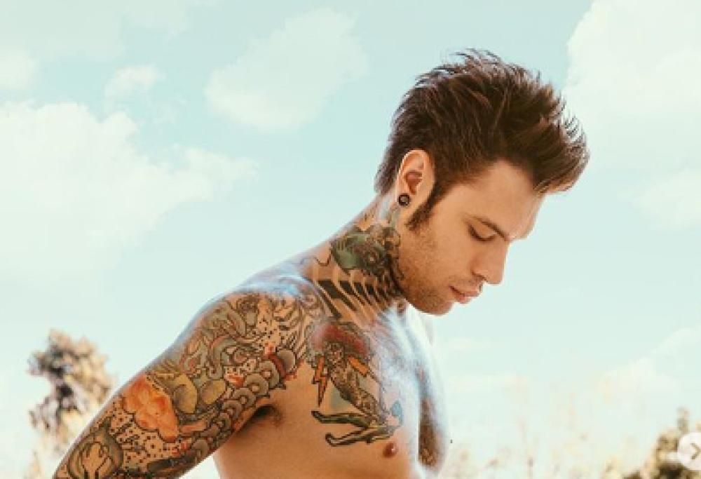 Fedez cade all’indietro mentre gioca con Leone: il video virale