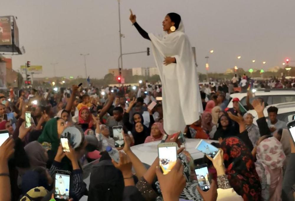 È donna, ha 22 anni e guida le proteste in Sudan: la foto simbolo