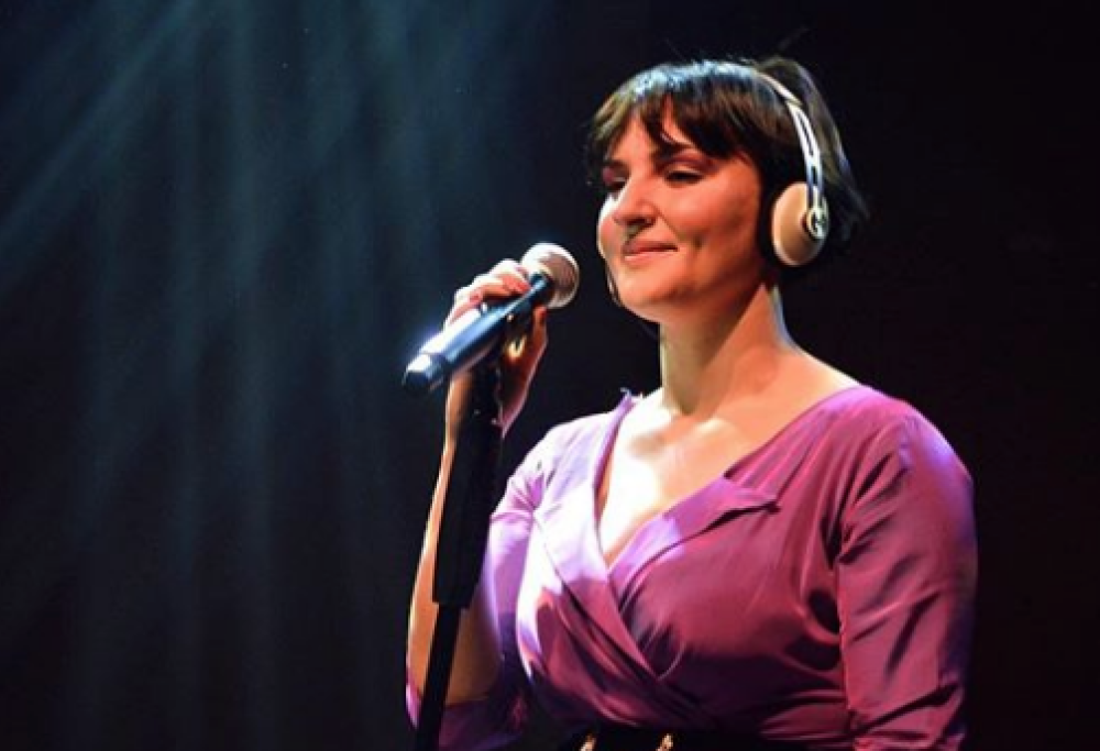 Arisa promette: “Se facciamo sold out vi faccio vedere le tette”
