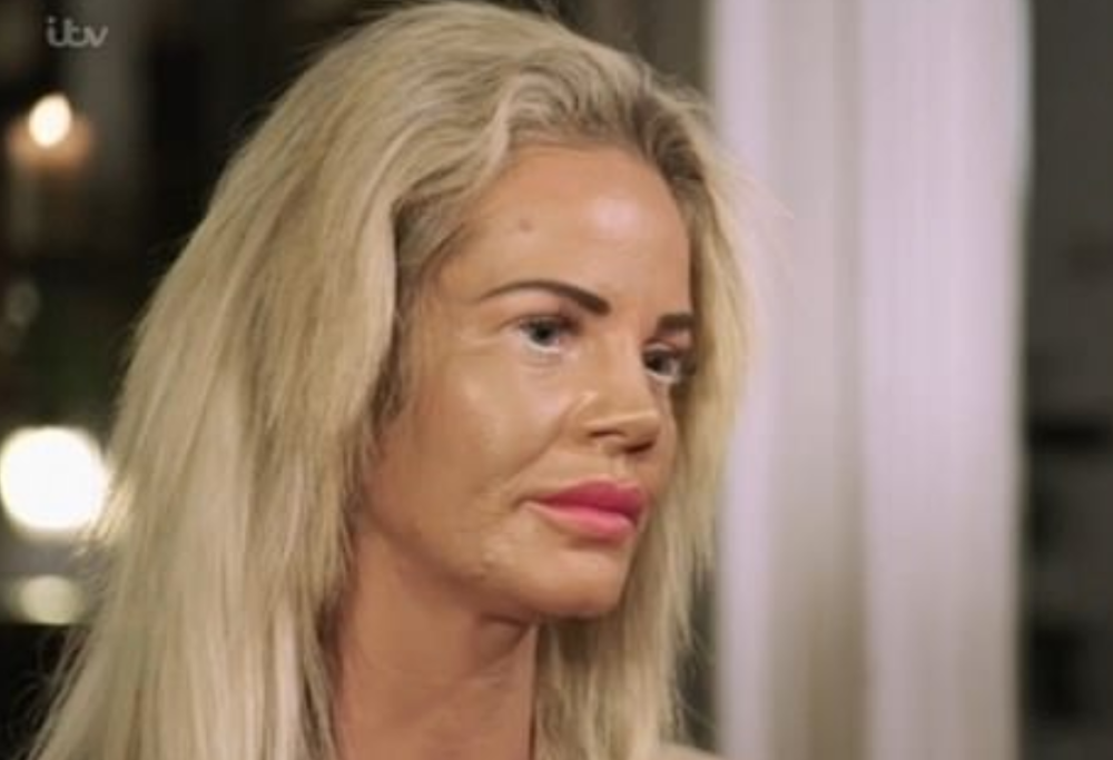 Madre permette alla figlia di andare a letto con altri uomini per pagarsi il chirurgo estetico!