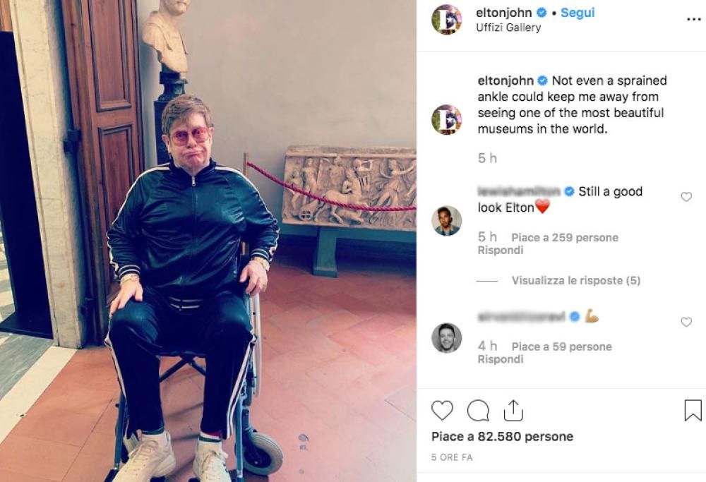 Elton John agli Uffizi in sedia a rotelle: “Niente poteva fermarmi dal venire”