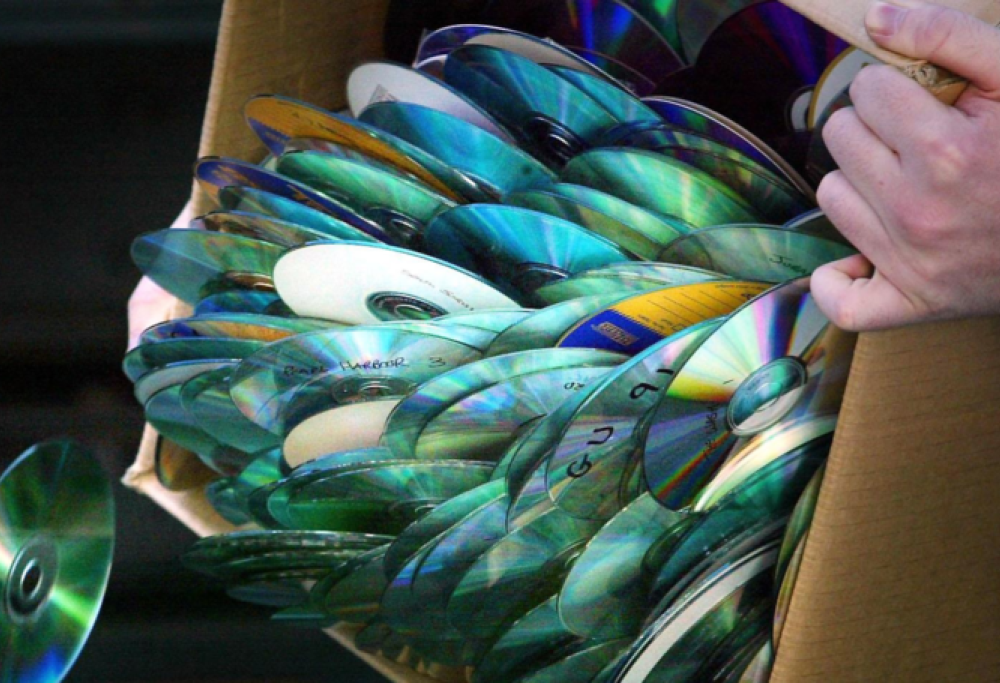 Uomo  denuncia i suoi genitori per aver buttato via la sua collezione di film zozzi!