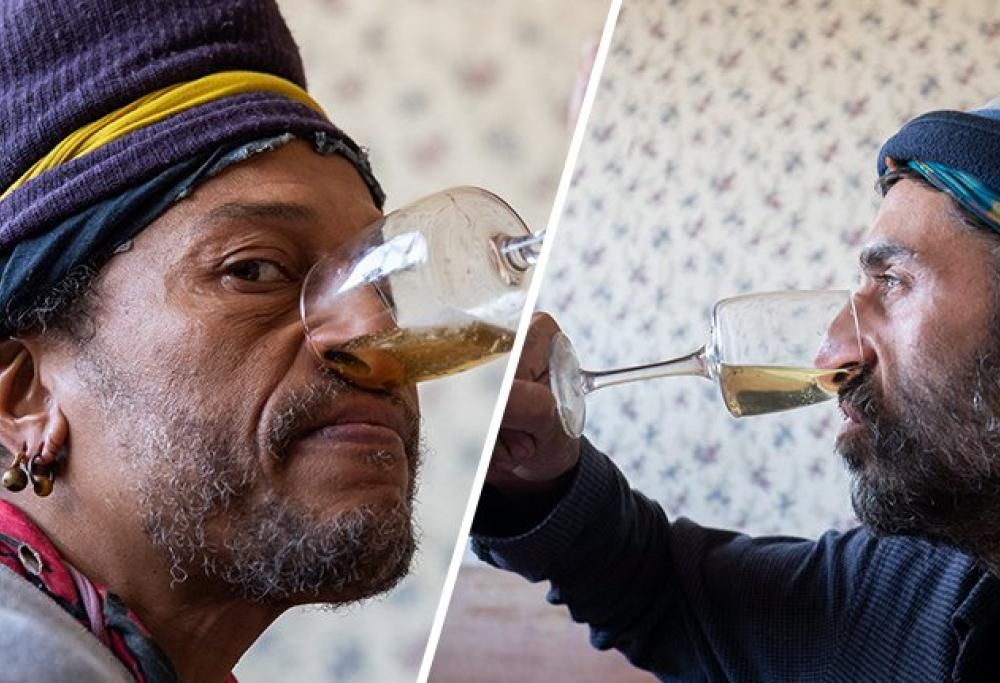 Istruttore di yoga beve la propria urina dal naso per curare il raffreddore e durare di più a letto!