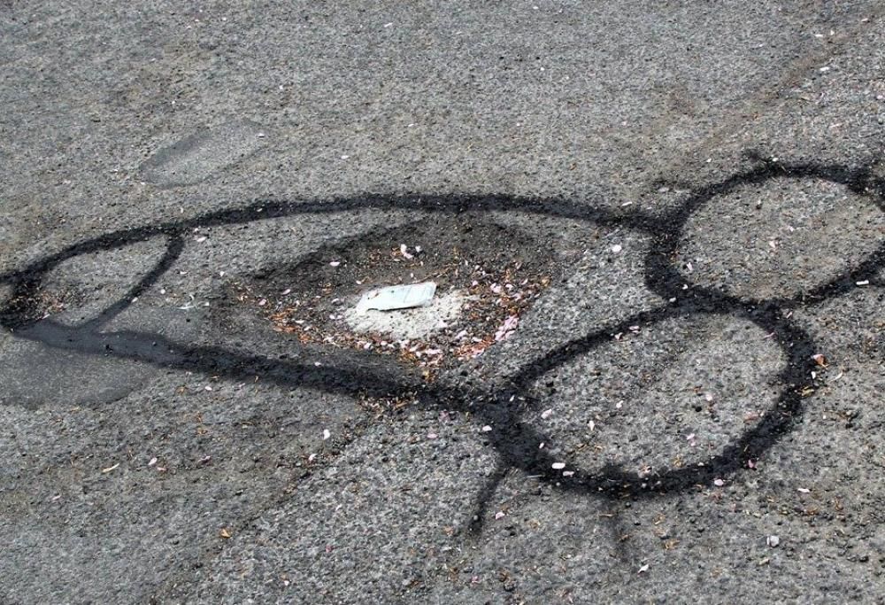 Buche vengono riparate dopo essere state evidenziate per le strade con un pene!