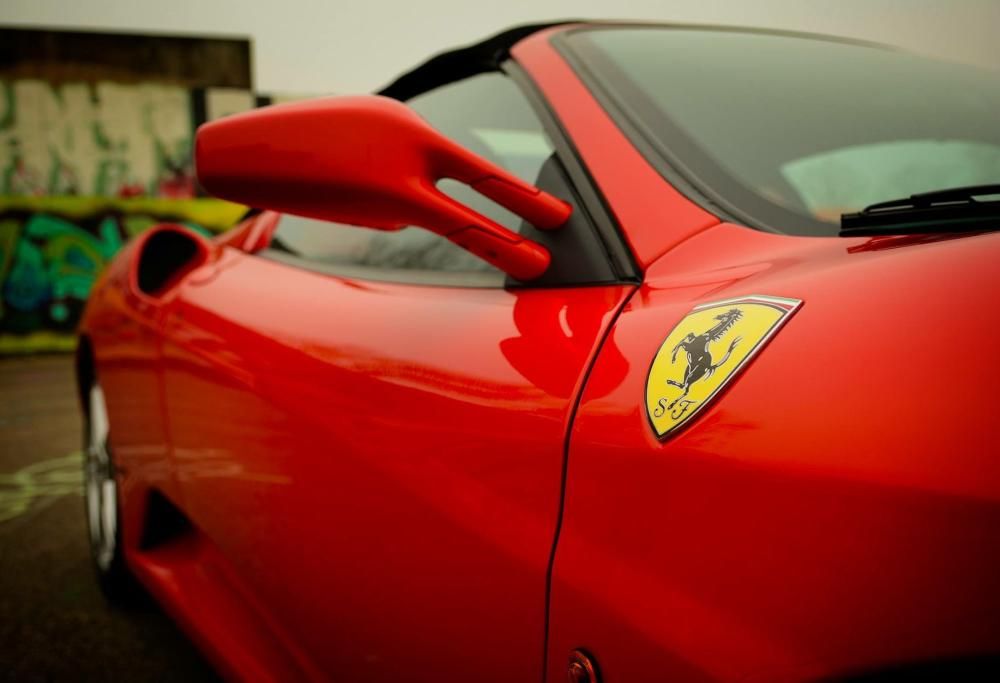 A 9 anni arriva in Chiesa per la comunione in Ferrari: è polemica