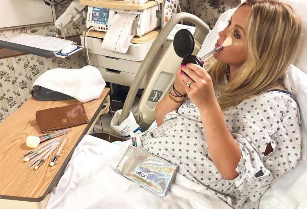 Future mamme si truccano prima del parto per la foto da pubblicare nei social!