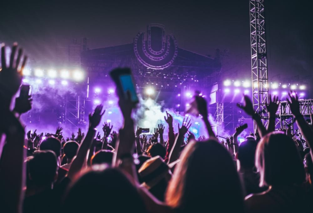 Ora Tinder aiuta a rimorchiare anche ai concerti