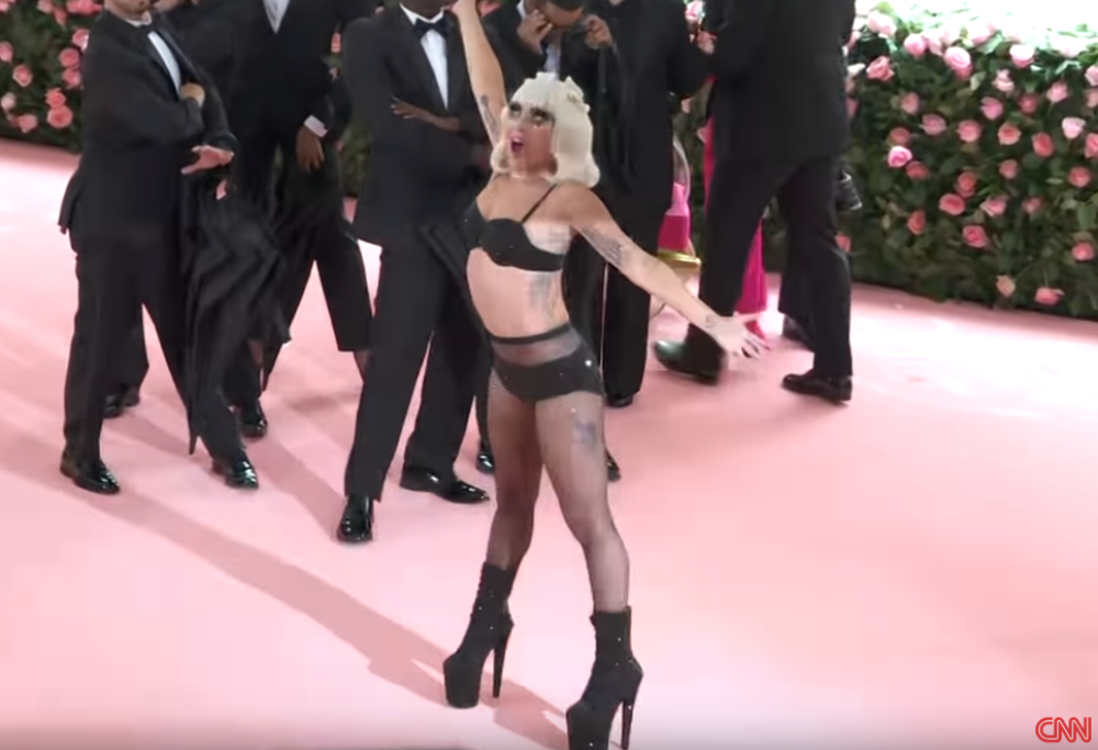 Lady Gaga: strip tease sulla scalinata del Met Gala 2019
