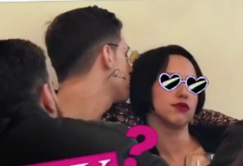 Achille Lauro paparazzato in atteggiamenti affettuosi con una ragazza, ma è la sorellastra