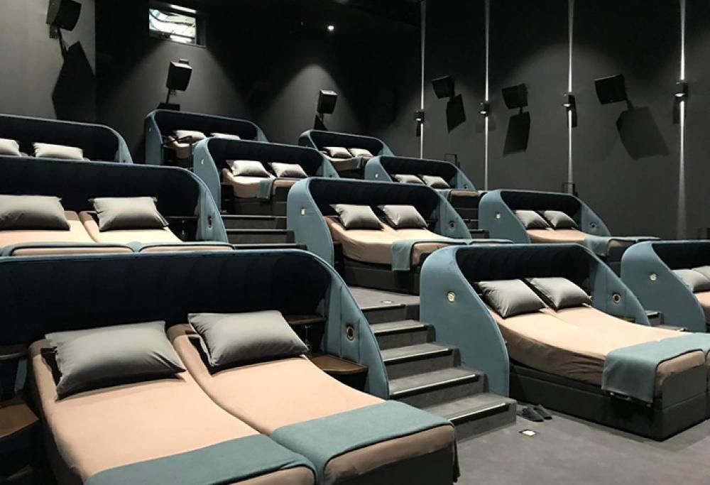 Il cinema svizzero che ha sostituito le poltrone con dei letti matrimoniali!