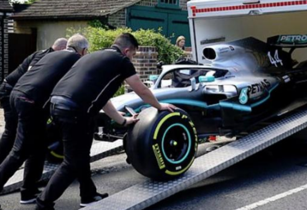 Hamilton regala una Mercedes di Formula 1 a un bimbo malato