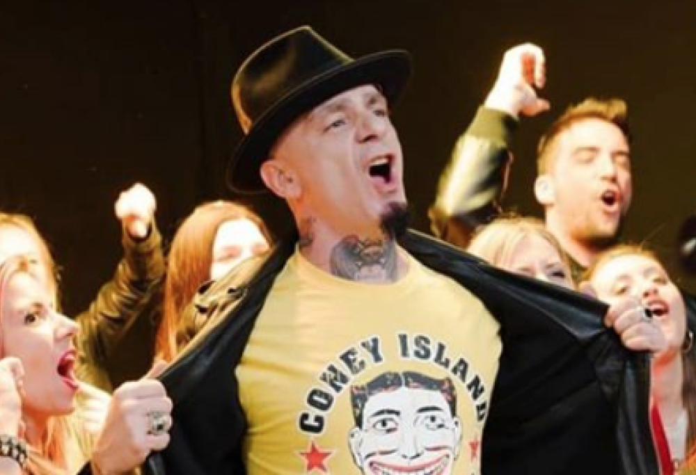 J-Ax, il nuovo singolo è “Una voglia assurda”: “Celebra il fatto che possiamo guardare al futuro con un sorriso”