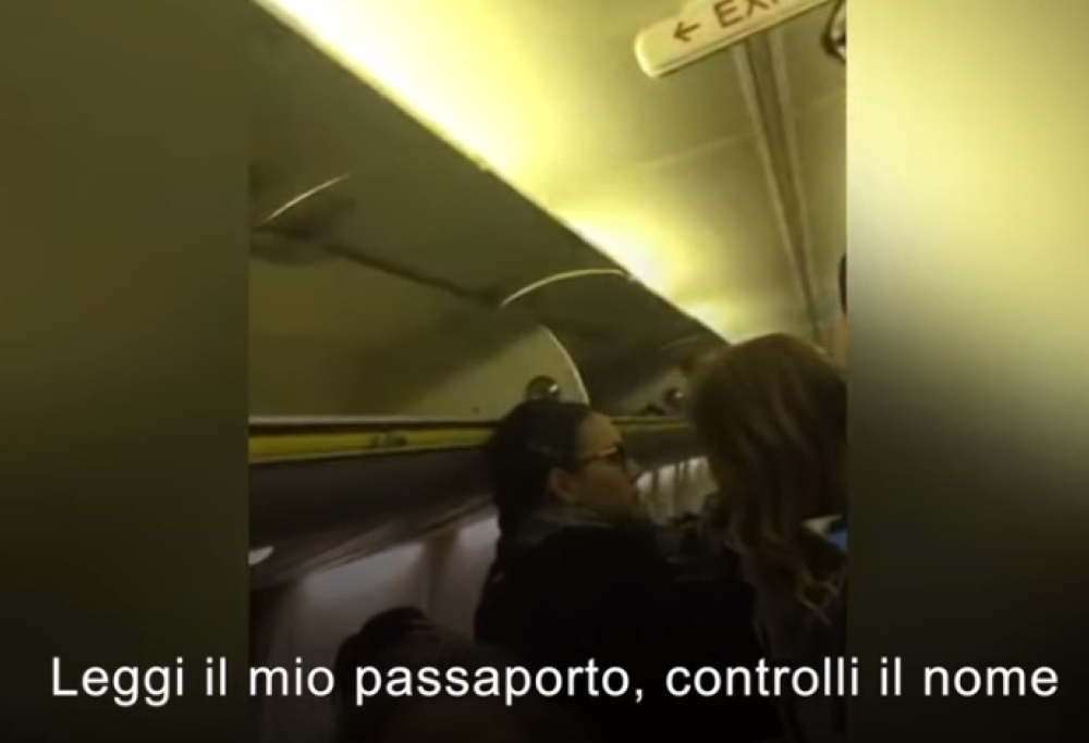 Parte per Cagliari ma atterra a Bari: l’ira del passeggero Ryanair