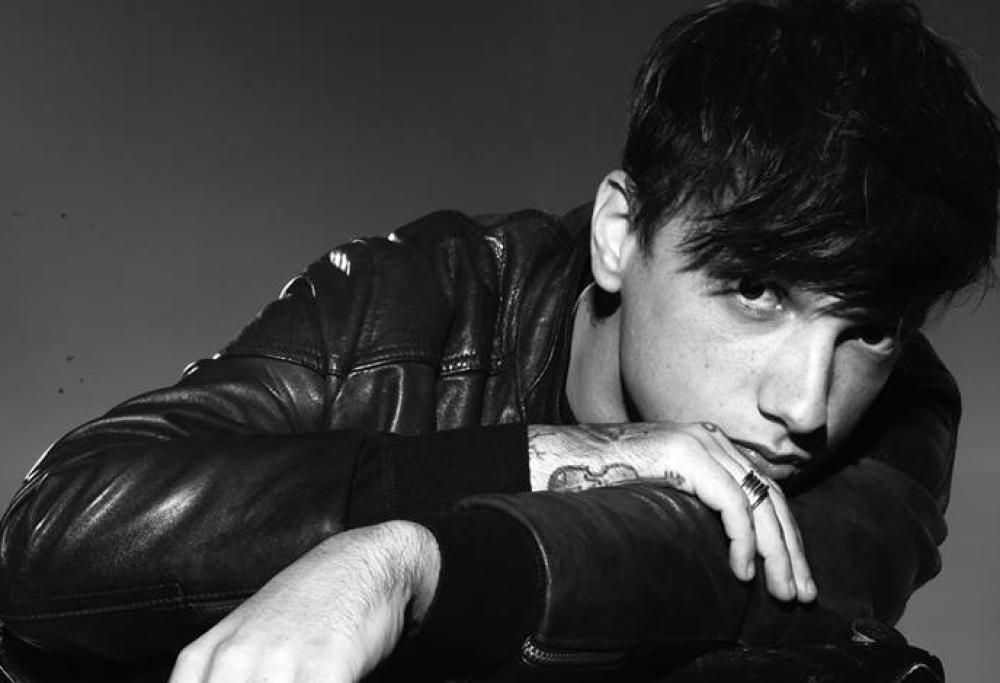 Ultimo: una ragazza si sente male al concerto, il cantante interrompe il live