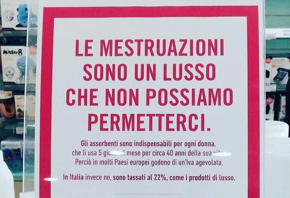 “Le mestruazioni sono un lusso” e una farmacia sconta gli assorbenti del 20%