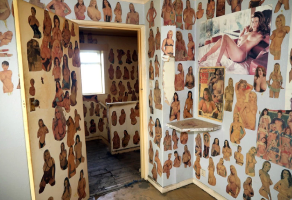 In vendita una casa tappezzata da oltre mille foto sconce sui muri!