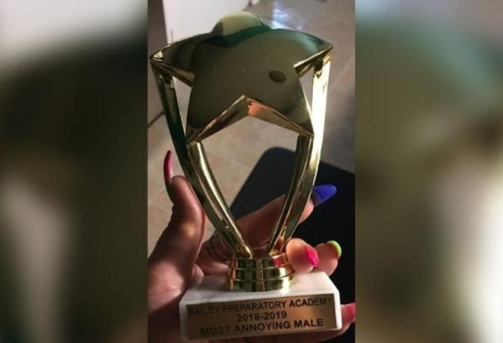 Insegnante da il premio al ragazzo autistico “bambino più fastidioso”: è polemica!