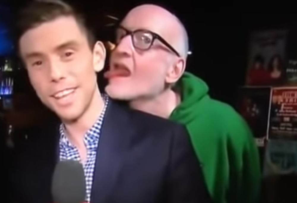 Giornalista viene leccato da uno sconosciuto in diretta!
