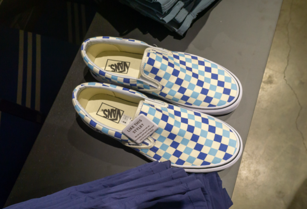 Uomo dimostra che le sue Vans cascano sempre sulla suola!