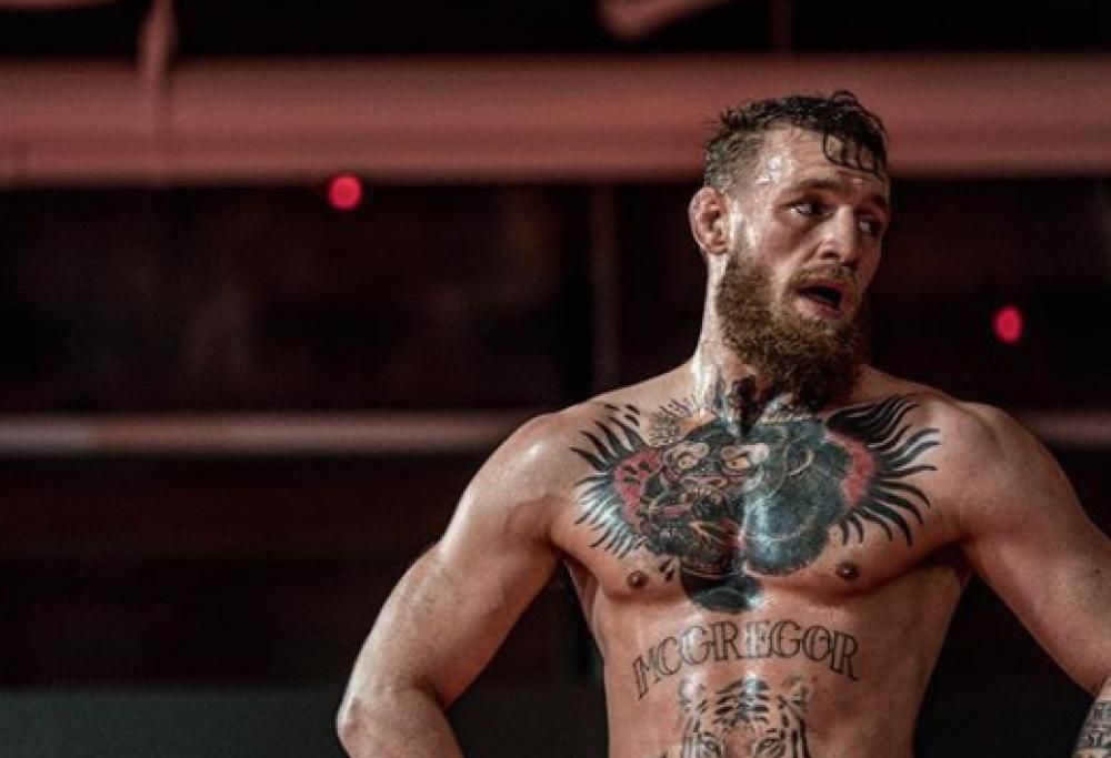 Conor McGregor si mangia una bistecca ricoperta d’oro (a Dubai)