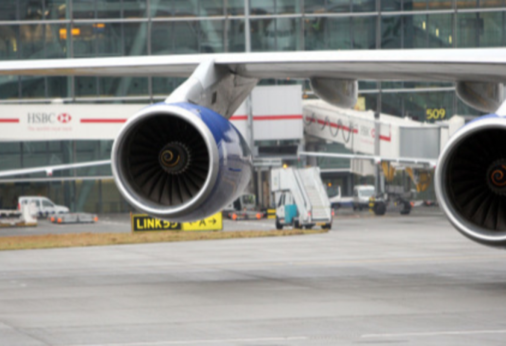 Lanciano una moneta nel motore dell’aereo come “portafortuna”. Arrestate due donne cinesi