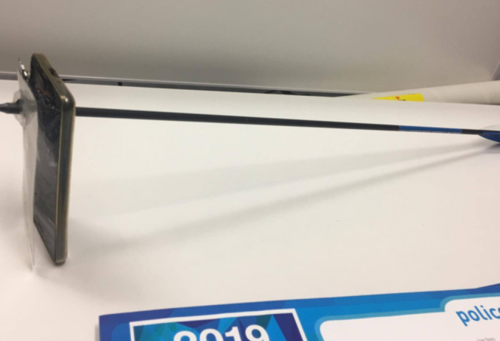 Smartphone salva la vita a un uomo colpito da una freccia!