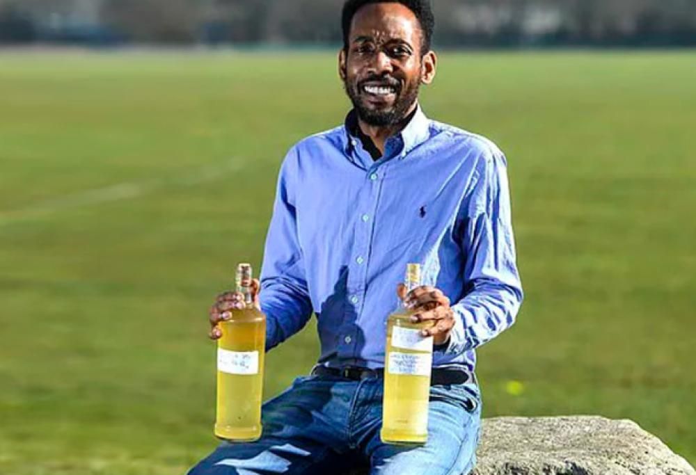Uomo beve la sua urina invecchiata perché lo rende “più sano ed intelligente”