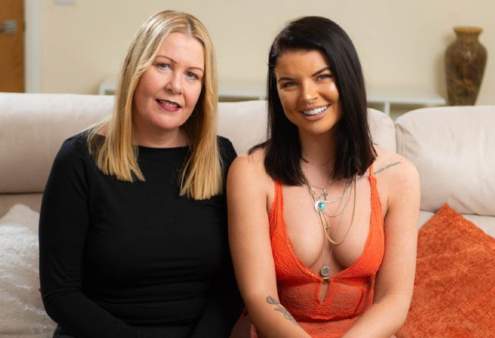 Ragazza guadagna 140 mila euro all’anno grazie alle foto di nudo che le scatta la madre!