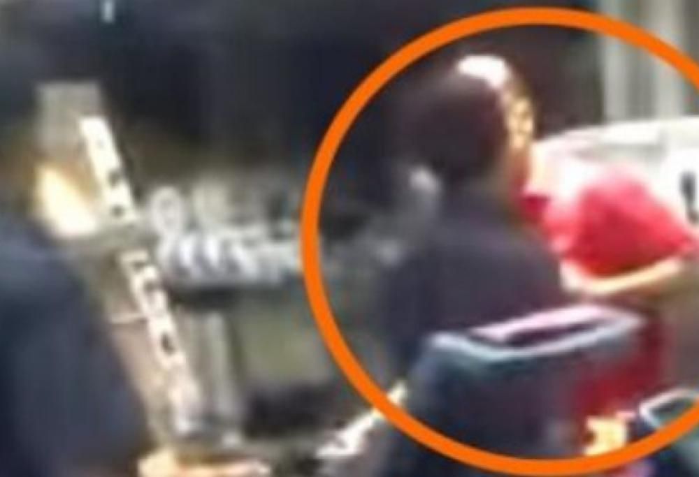 Chiede del bacon sul suo Hamburger: dipendente mussulmano del KFC lo insulta!