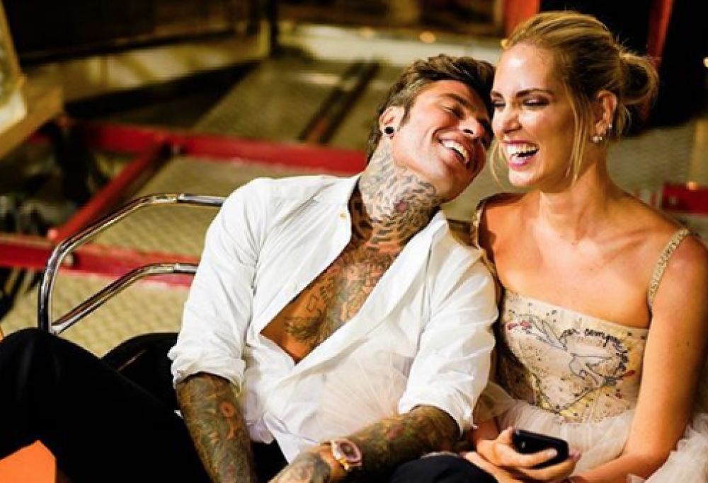 Fedez difende Chiara Ferragni dopo la polemica sul privé in pizzeria: “Verificate le notizie”