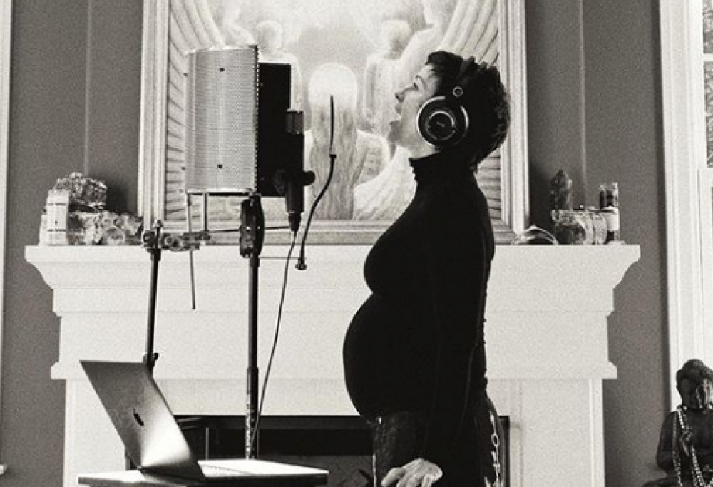Alanis Morissette è incinta per la terza volta: l’annuncio sui social