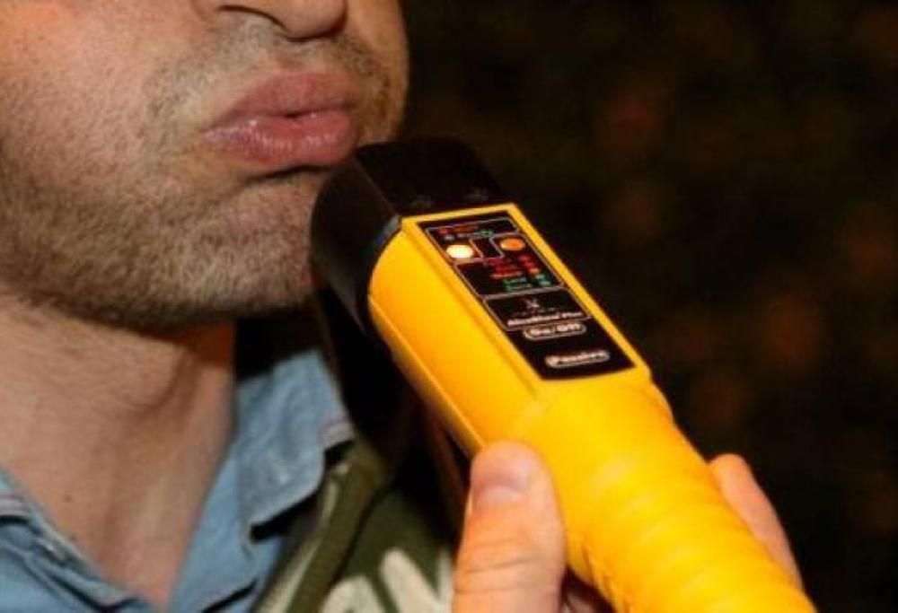 Lo fermano per l’alcol test e lui cerca di coprire l’alito spurzzandosi del deodorante in bocca!