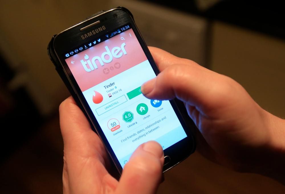 Marito trova sua moglie su Tinder mentre lei era in viaggio d’affari!