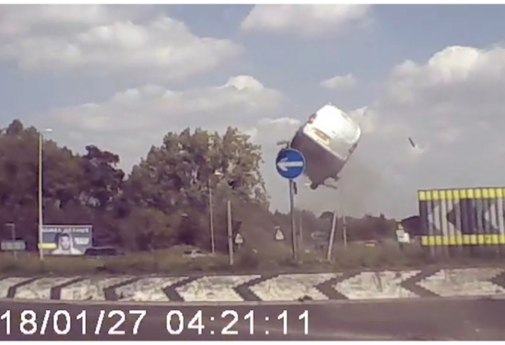 Realizza un salto in autostrada alla “Hazzard”: espulso con ritiro immediato della patente!