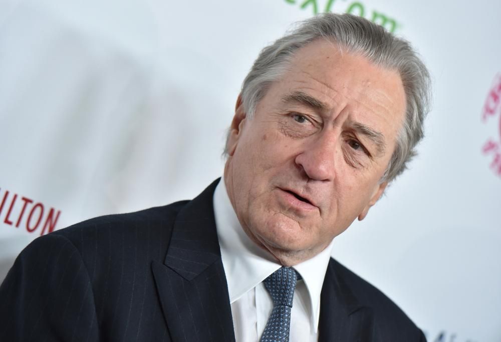 Robert De Niro fa causa a una dipendente: guardava serie tv a lavoro e spendeva i soldi dell’azienda