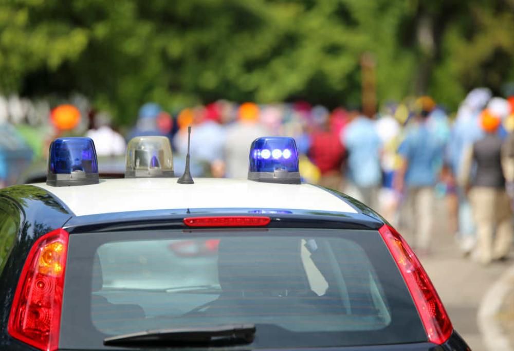Gioco mortale a Cremona: ragazzini si sdraiano sulla strada di notte