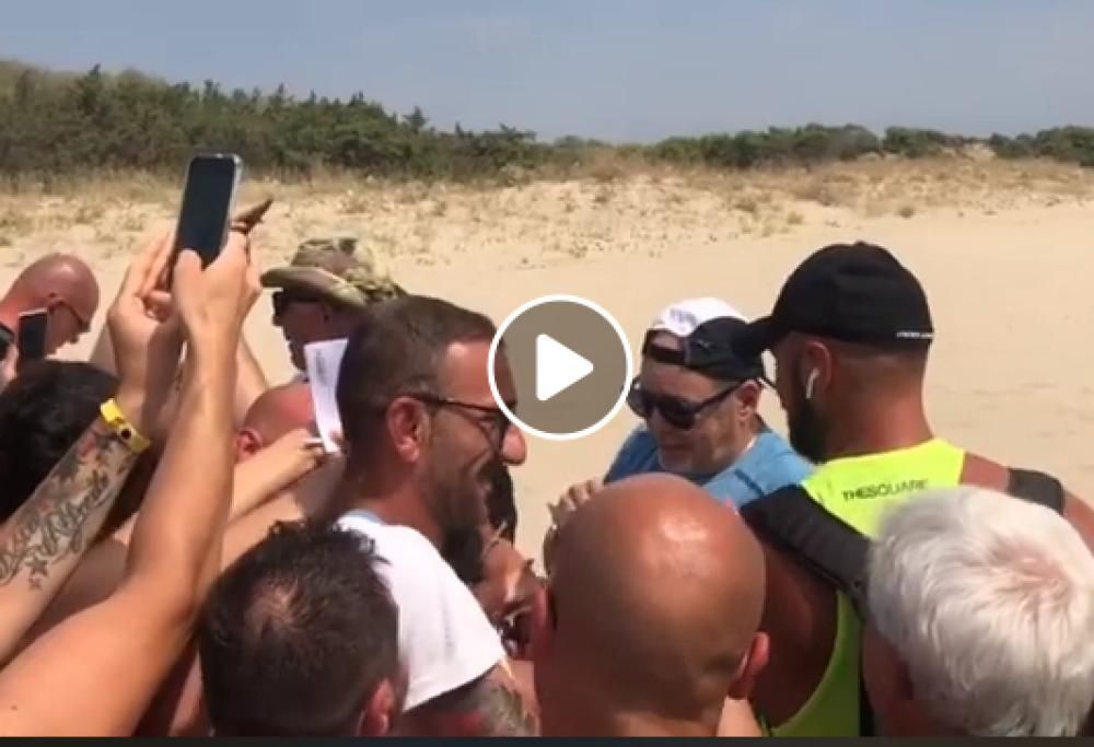 Vasco Rossi incontra i fan in spiaggia e canta con loro “Albachiara”