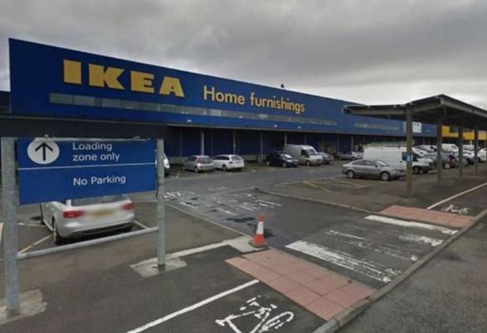 2.000 persone giocano a nascondino all’interno dell’Ikea e la polizia prende provvedimenti!