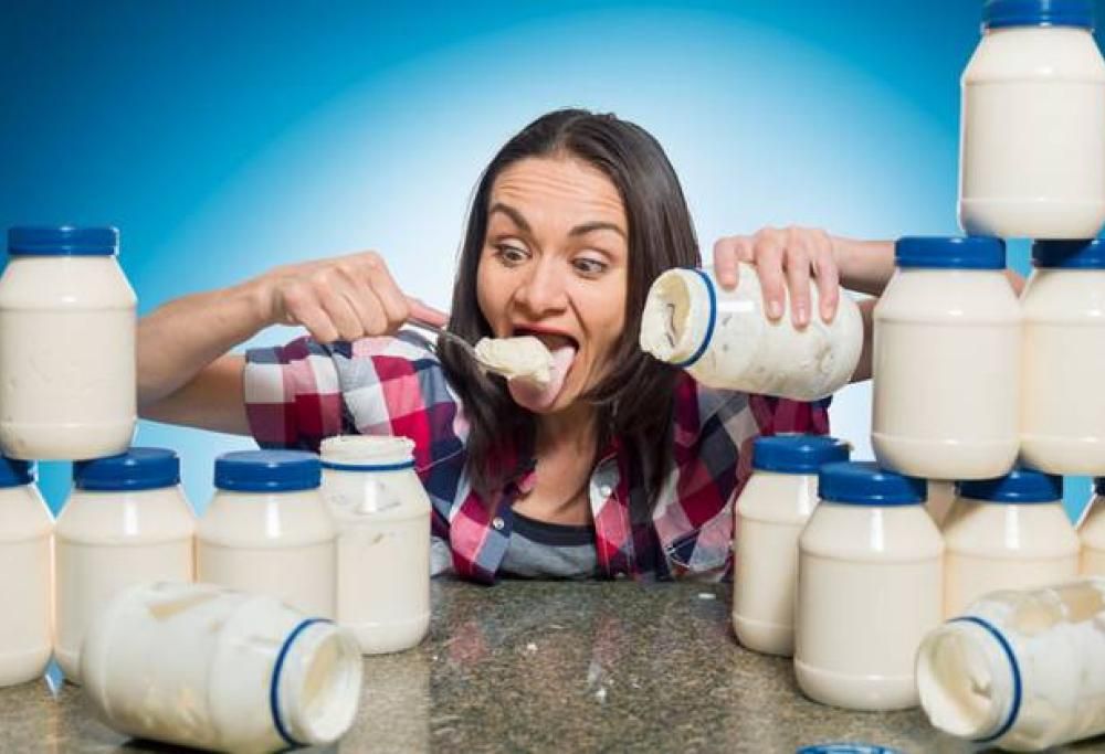 Mangia 3 vasetti di maionese in 3 minuti: nuovo Guinness World Record!