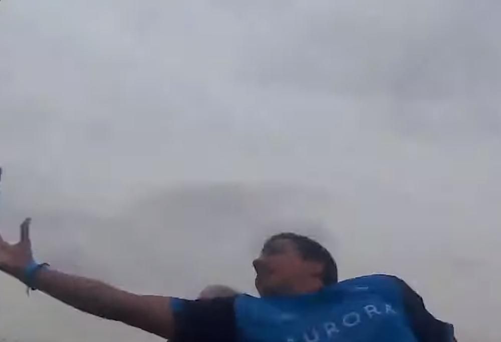 L’eroe che salvò il cellulare al volo del passeggero sulle montagne russe!