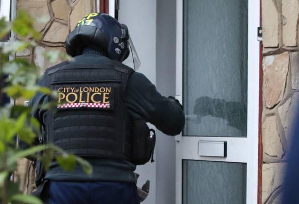 Tossicodipendente si finge della polizia per razziare la casa dei vicini