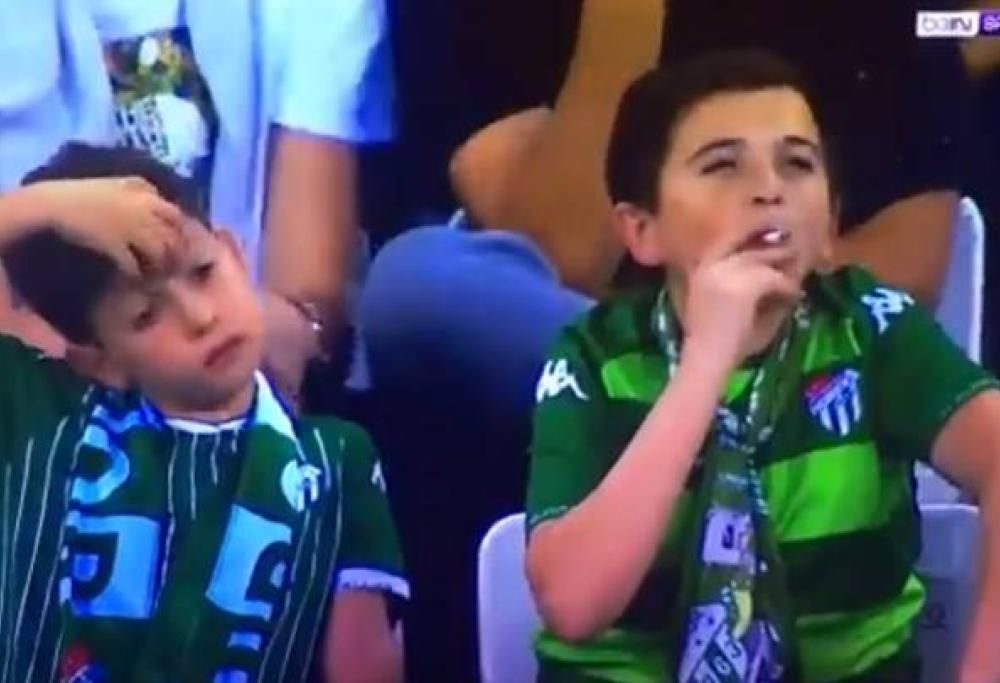 “Bambino” fotografato mentre fuma sugli spalti ma si rivela essere un uomo di 36 anni!