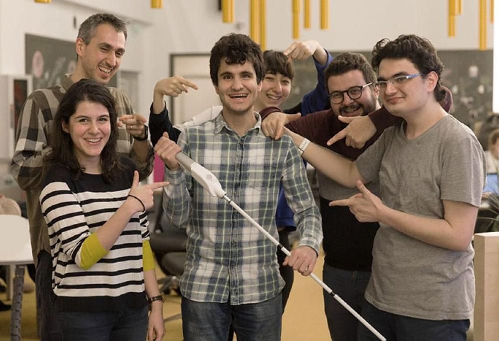 Ingegnere non vedente ha inventato il bastone intelligente per ciechi che sfrutta Google Maps!