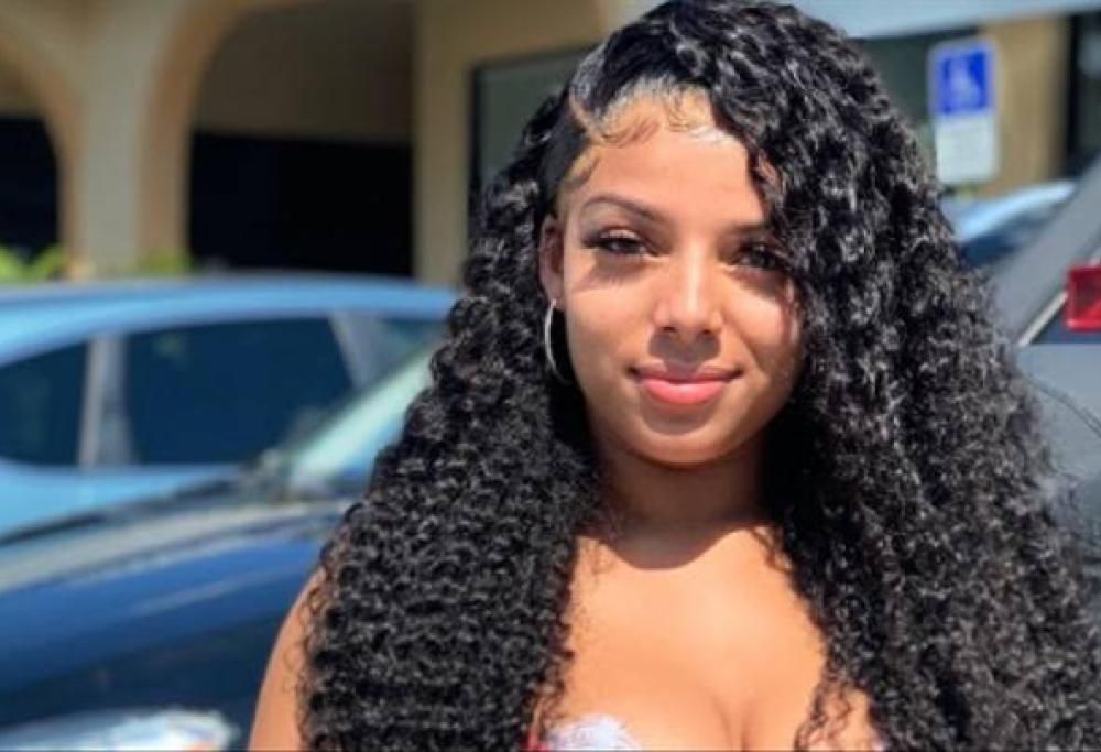 Donna guadagna 90 mila euro all’anno per pubblicare foto della sua lingua